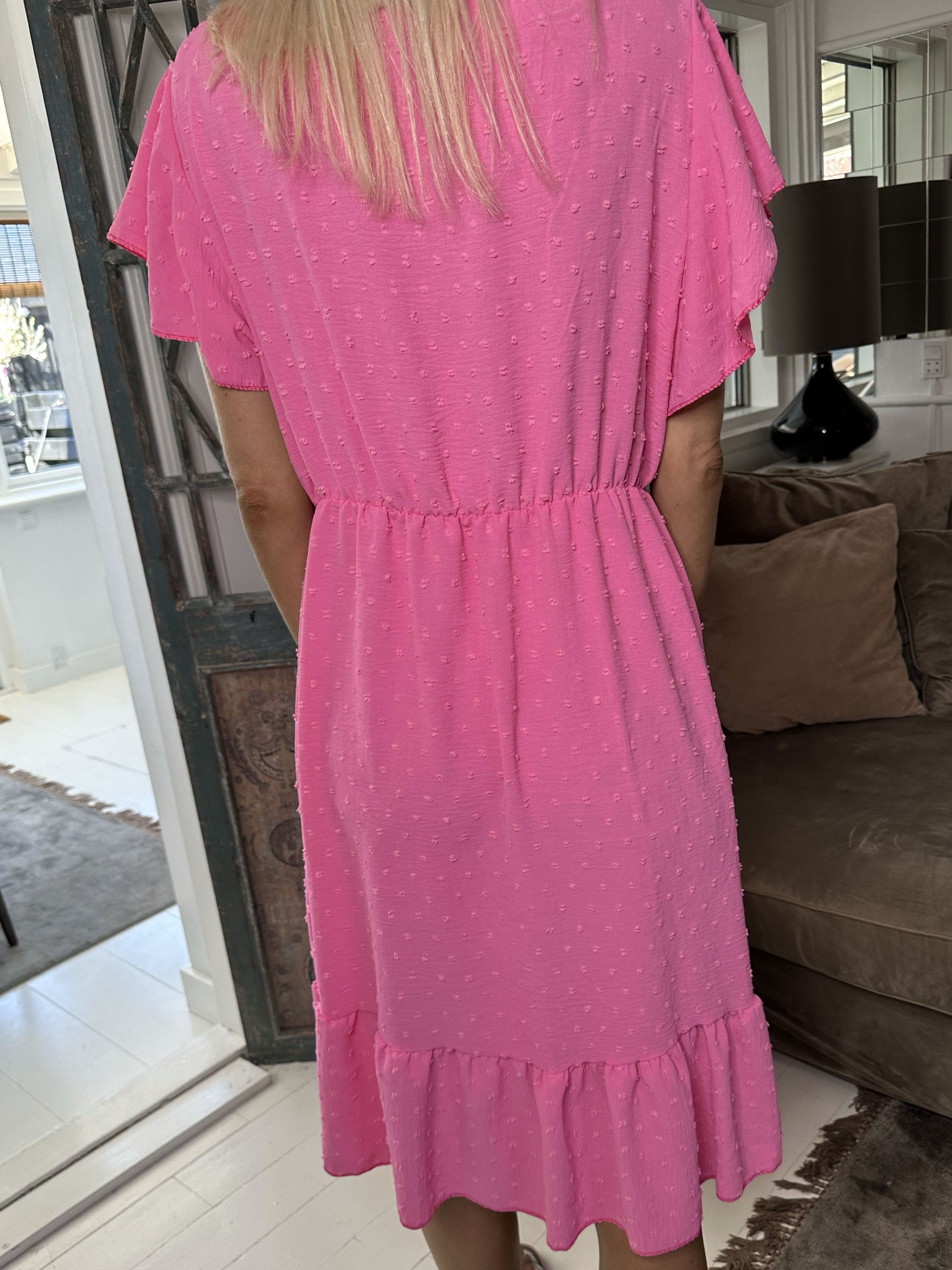 Vanilla - Sommarklänning med prickiga detaljer och volangärmar